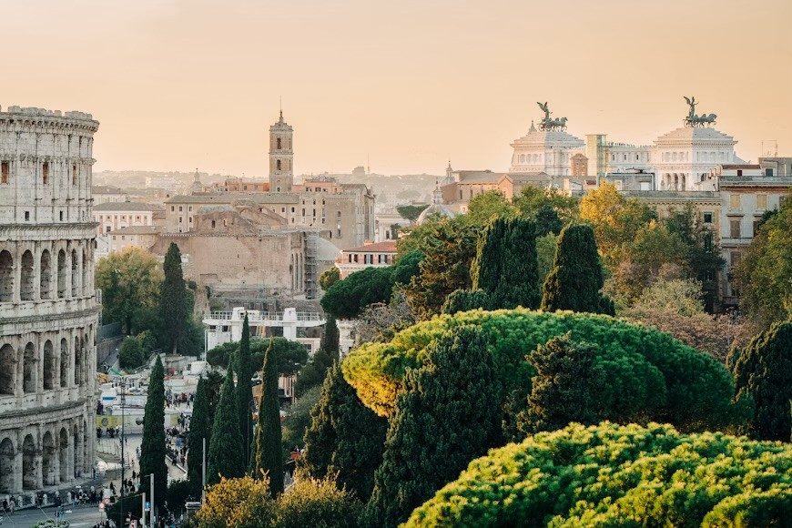 Blick über die Dächer Roms auf das Monumento Vittorio Emanuele